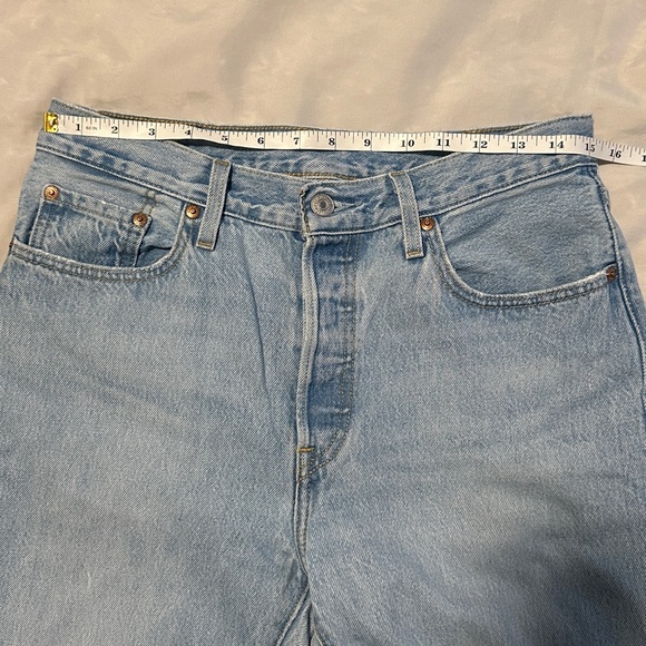 Levi’s 501 Light Blue Wash Button Fly Straight Leg Jeans Sz 29 - Picture 2 of 11